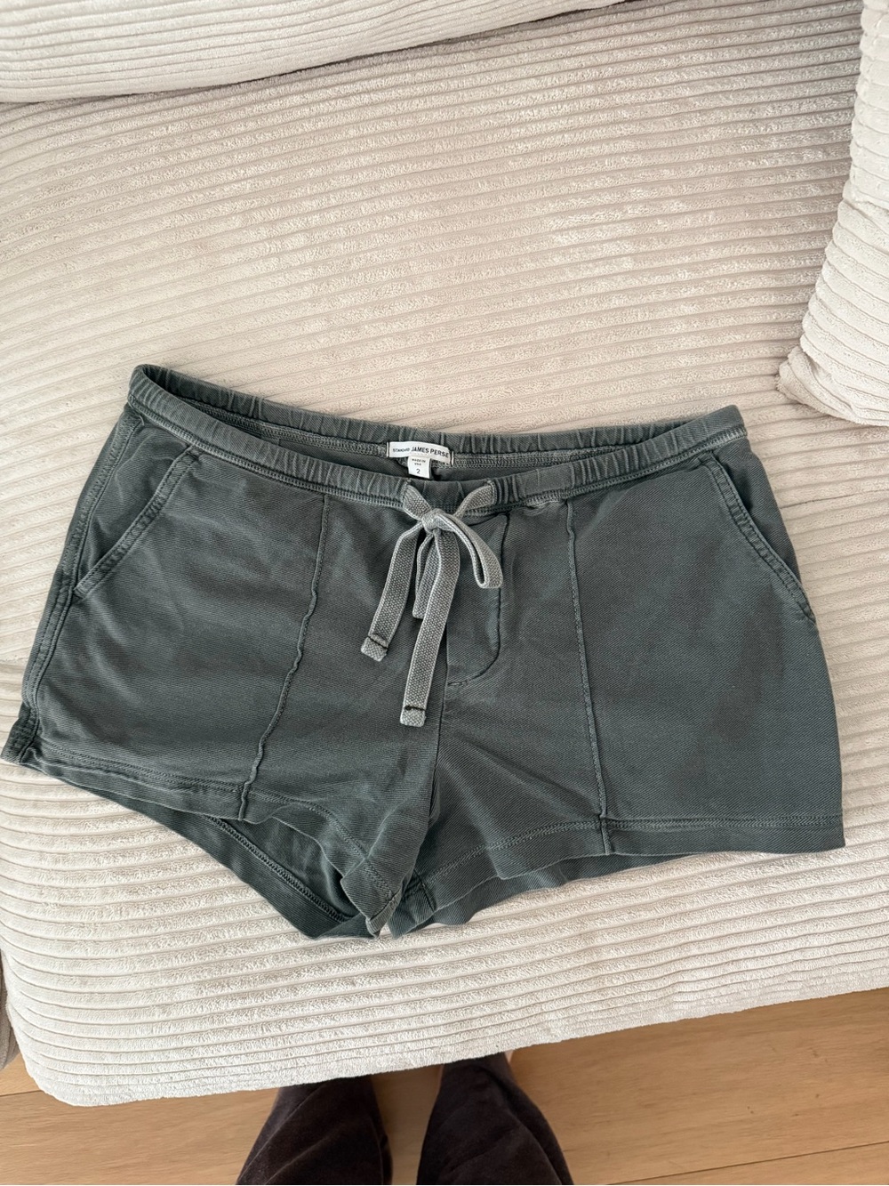 James Perse shorts
Size 2
Worn in good condition